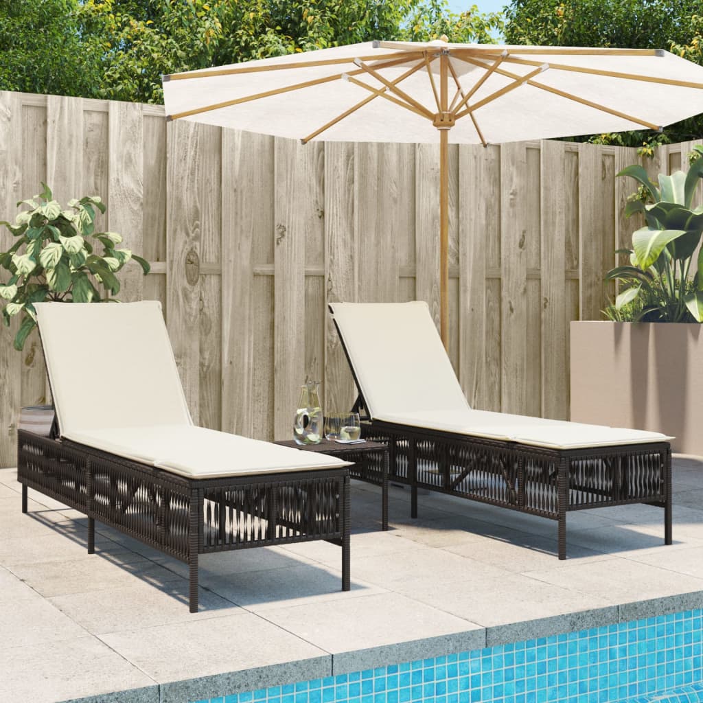 Lettini Prendisole 2 pz con Tavolino Marrone in Polyrattan